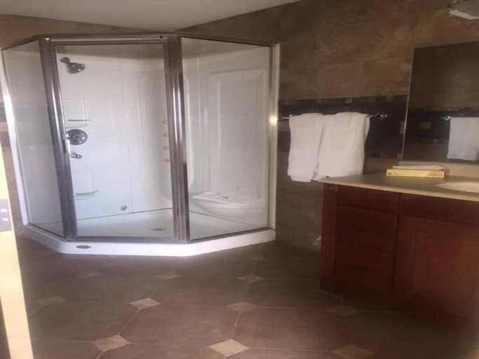 Bathroom 5, Microtel Inn & Suites by Wyndham Quincy Downtown/River Area, Adams