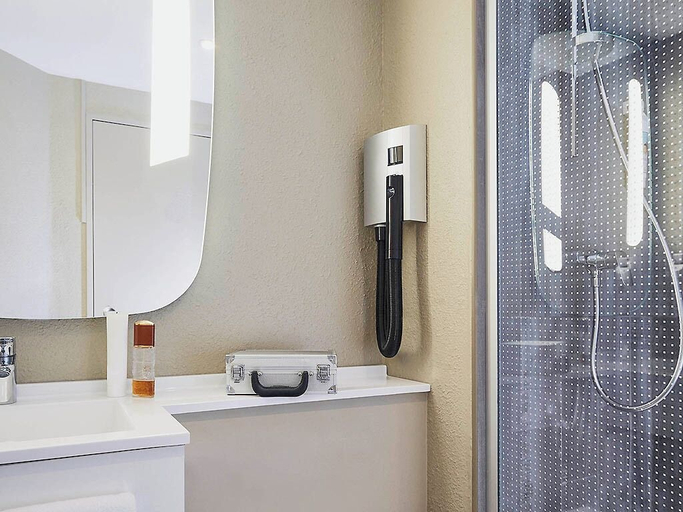 Bathroom 4, ibis Styles Toulon La Seyne-sur-Mer, Var