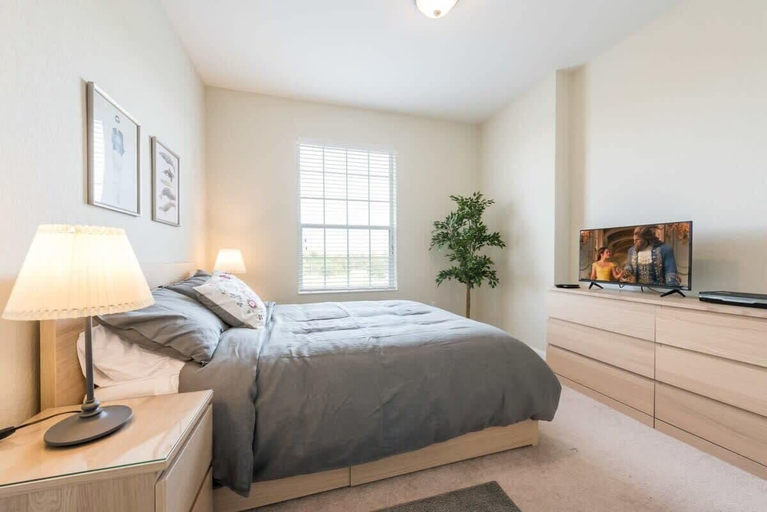 Room 2, Beautiful Modern Condo in Prime Location, Orange