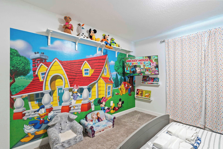 Room 5, Magical Themed Home With Pool in Top Resort, Osceola