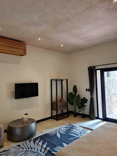 Room 2, La Bocania, Progreso