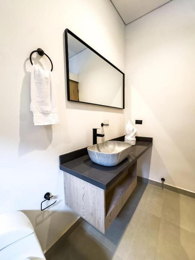 Bathroom 5, Habitat Ochentayuno, Medellín