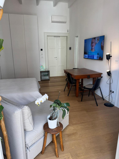 Others 5, B&B 102, Taranto