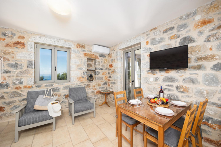 Others 5, Villa Dioni Tria, Peloponnese