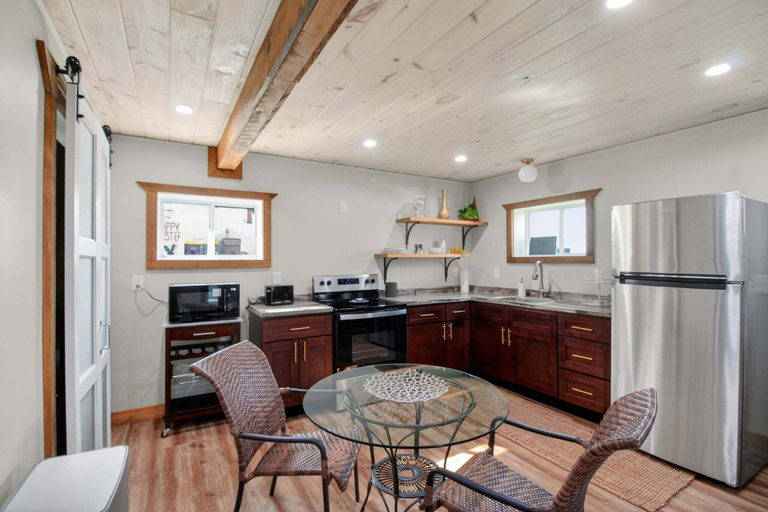 Private kitchen 4, Modern Arts District Loft With Boat Parking 1 Bedroom Cottage, Pulaski
