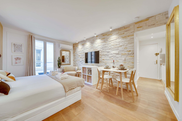Room 4, Historical Apartment in the Heart of Paris - 2, Paris