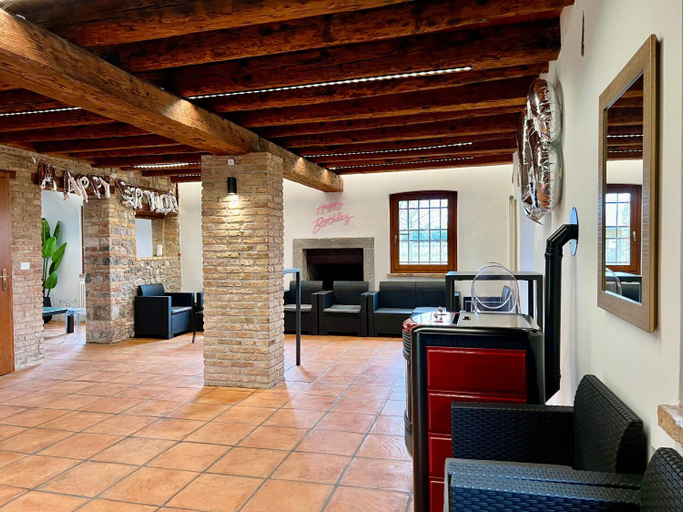Others 5, Villa Saten, Udine