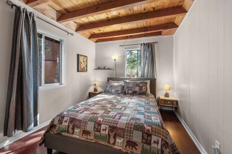 Room 1, Honey Bear Cabin, San Bernardino