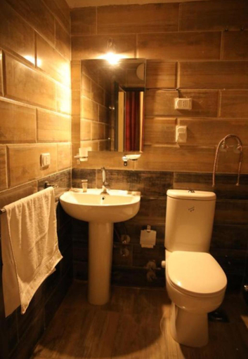 Bathroom, Sphinx Hotel, Qasr an-Nil