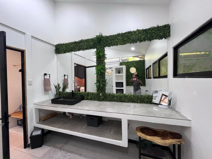 Bathroom 3, Mecca, Talamanca