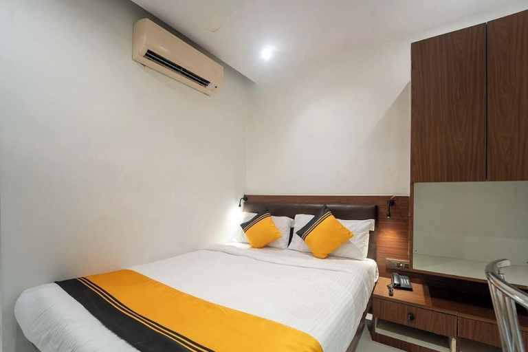 Room 5, Glitz Rexton Inn - IIT Powai, Mumbai Suburban