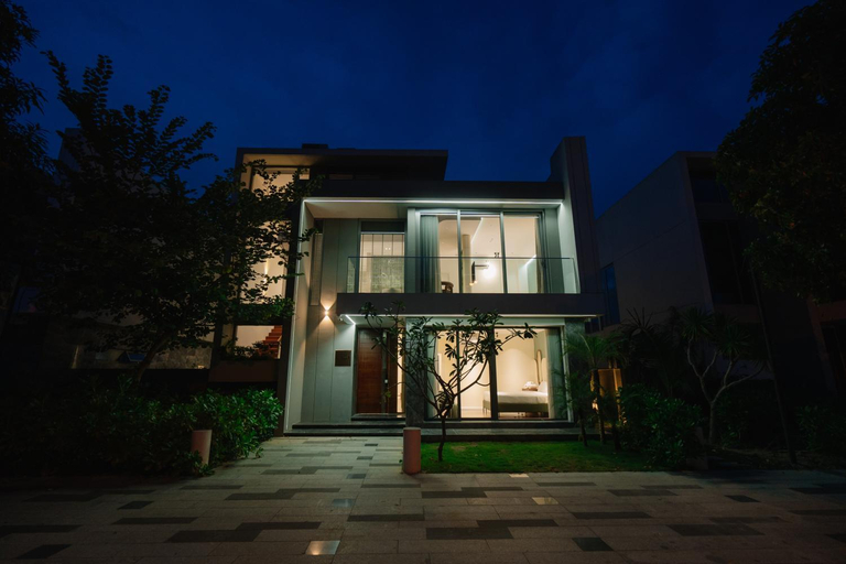 Exterior & Views