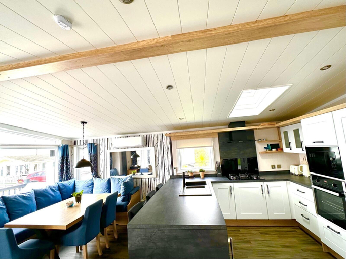 Private kitchen 4, Tranquil 3 Bedroom Lodge Manor Park Hunstanton, Cambridgeshire