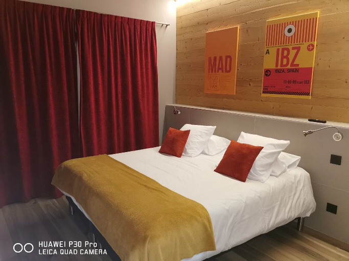 Bedroom 4, WORLD HOTEL, Ain