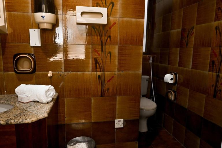 Bathroom 2, Sefranda Guesthouse, St Julian's
