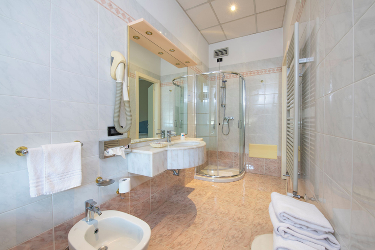 Bathroom 5, Hotel Ristorante Brusco, Verona
