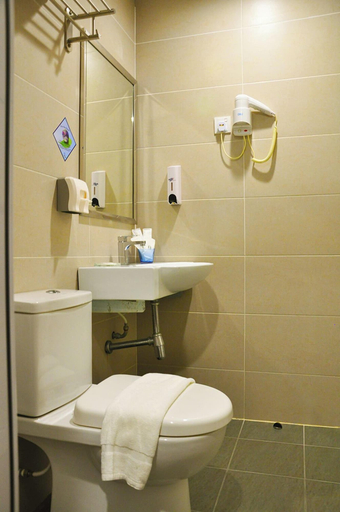 Bathroom 4, Valya Hotel Meru Raya, Kinta