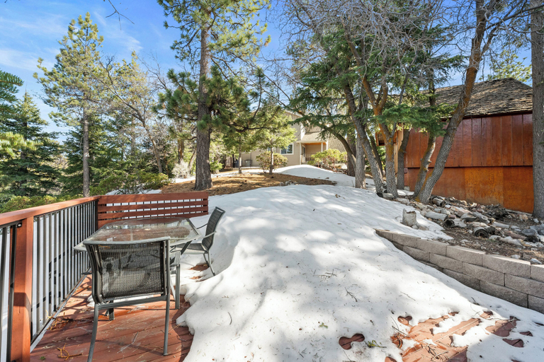 Outdoor dining, Honey Bear Cabin, San Bernardino