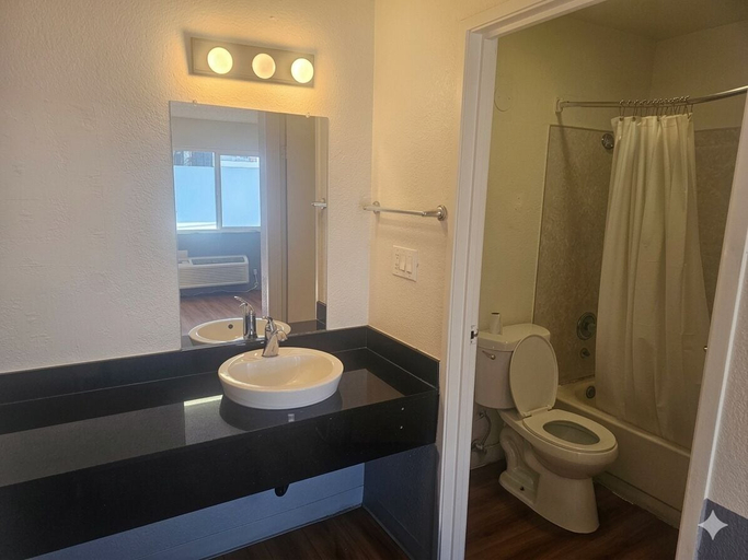 Bathroom, Bridgeview, Fresno