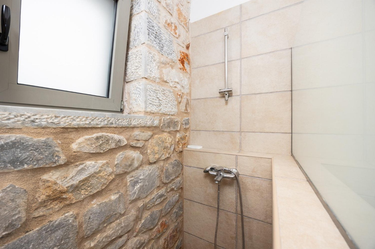 Others 5, Villa Dioni Tria, Peloponnese
