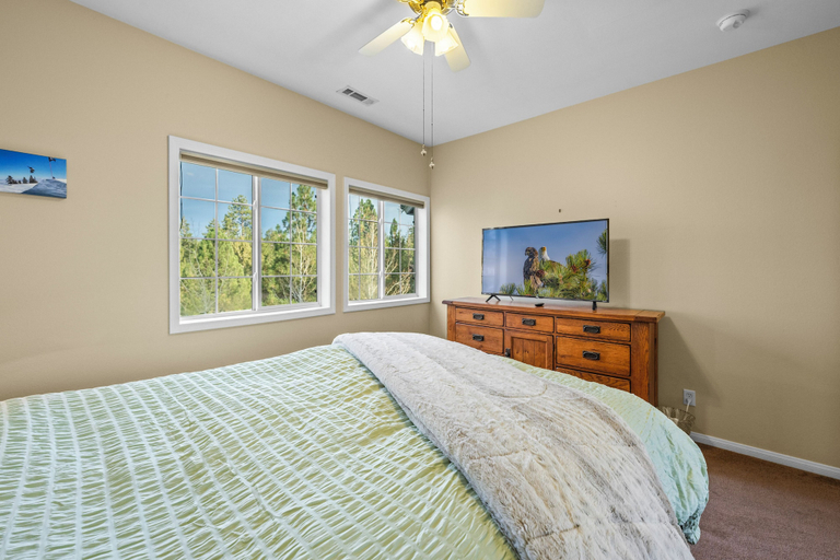 Room 4, Big Bear Nest at Eagle Mountain, San Bernardino