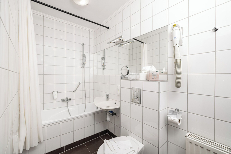 Bathroom 4, Centrál Hotel, Nyíregyháza