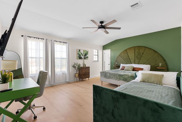 Room 3, Large Groups' Luxury House Pool Sleep 22, Travis