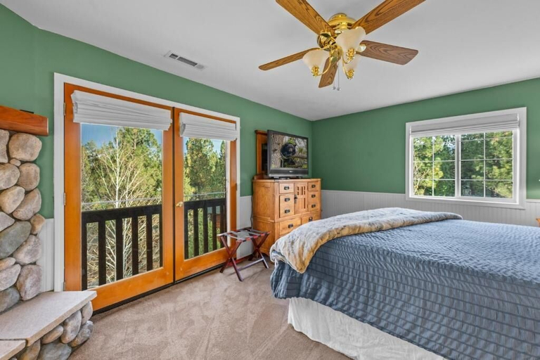 Room 1, Big Bear Nest at Eagle Mountain, San Bernardino