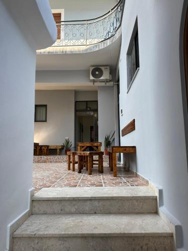 Others 5, Hanna's Hostel, Beratit