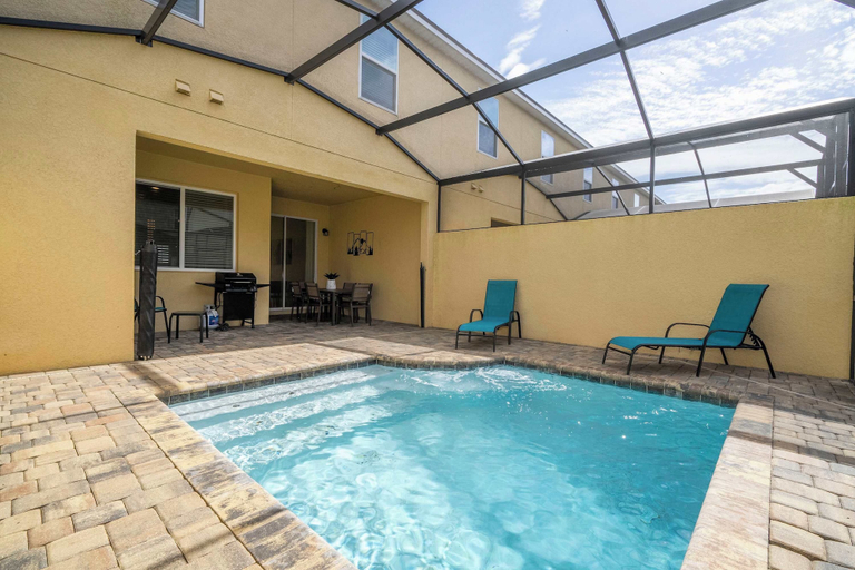 Pool 4, Family Fun Moana, Mario, Harry Potter Stay, Osceola