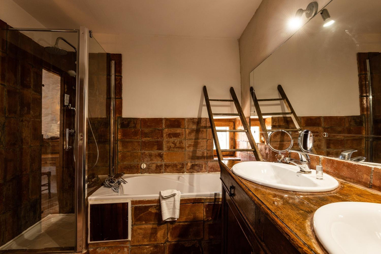 Bathroom 4, Le Roc sur l'Orbieu, Aude