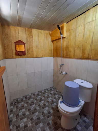 Bathroom 5, Penginapan Tu Bira, Bulukumba