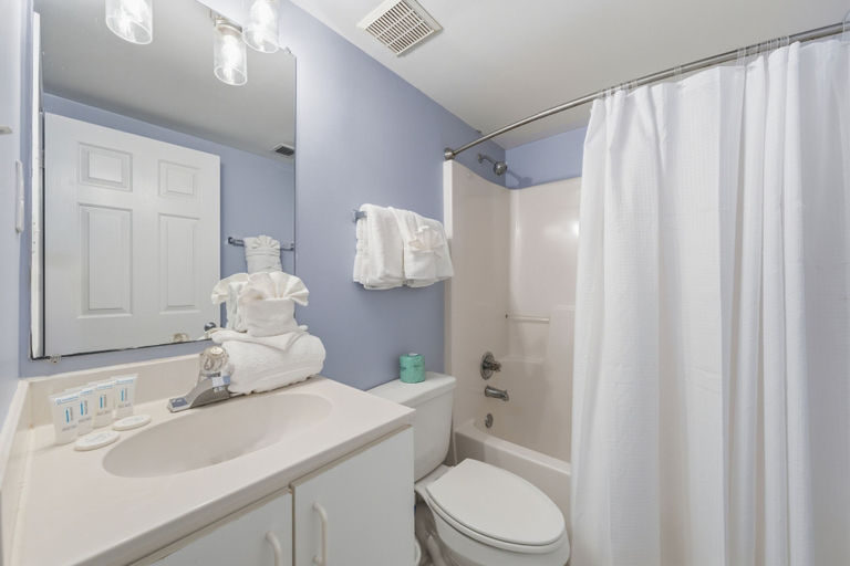 Bathroom 4, Tradewinds 603, Baldwin