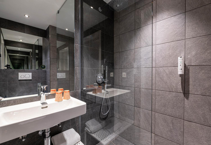 Bathroom 4, B&B hotel Geneva Airport, Genève