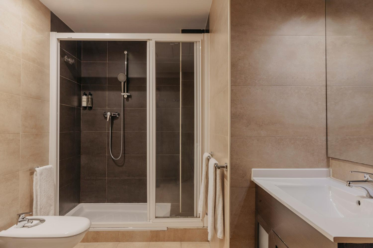 Bathroom 4, Gran de Gràcia Apartments, Barcelona