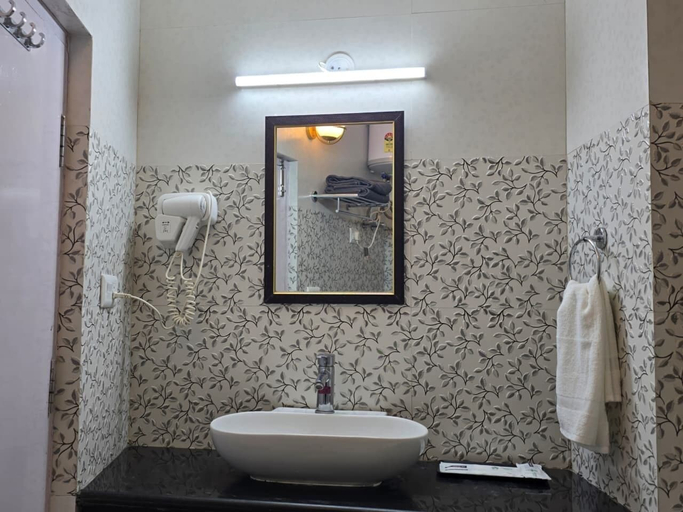 Bathroom 5, Kavin Uphar - The Mall, Shimla