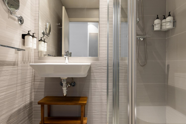 Bathroom 3, Colectia Hotel Urumea, Guipúzcoa