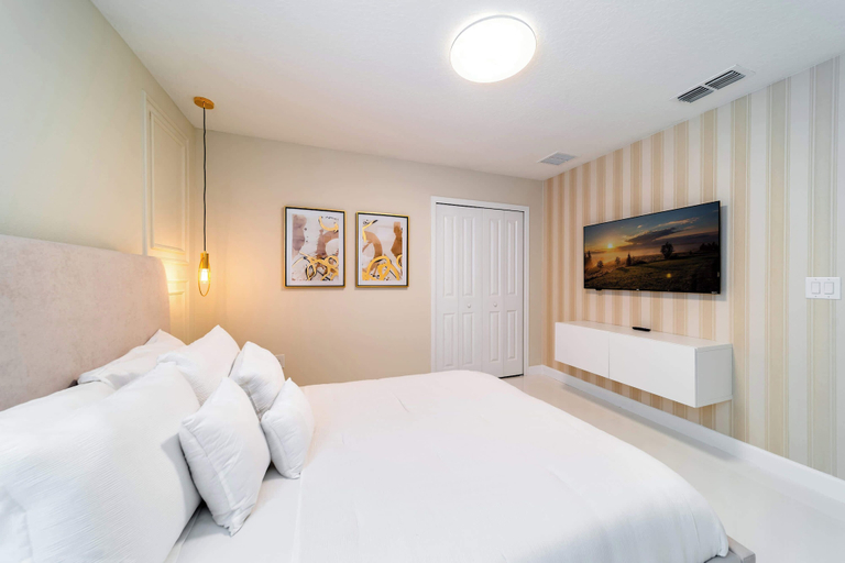 Room 3, Themed 9BR Retreat, Pool & Soccer Fun, Osceola