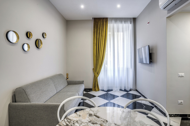 Bedroom 2, Lady Rose One, Napoli