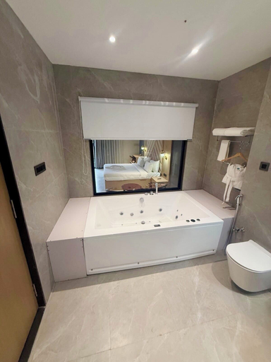 Bathroom 5, Riviera Hotel & Resort, West Nimar