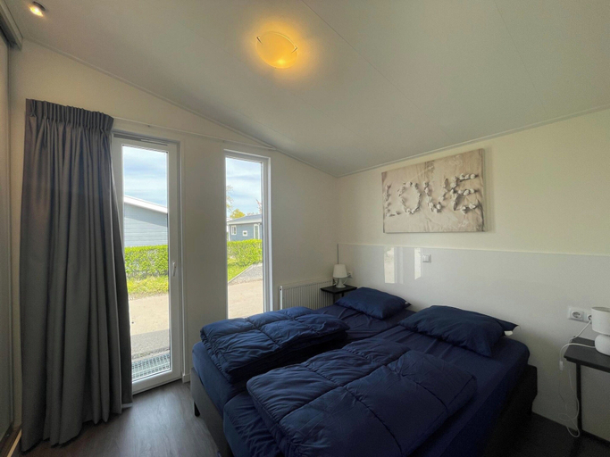 Bedroom 2, 6-guest Stylish Chalet in De Rijp, Graft-De Rijp