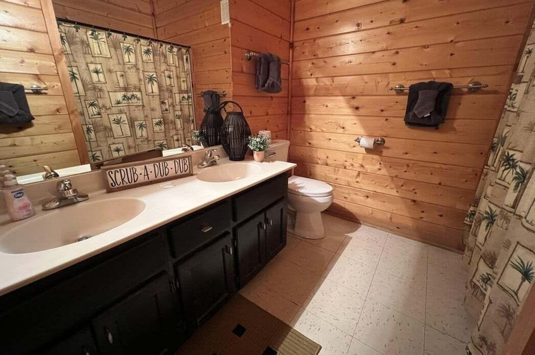 Bathroom 3, Airport Runway 33 3 Bedroom Cabin, Sevier