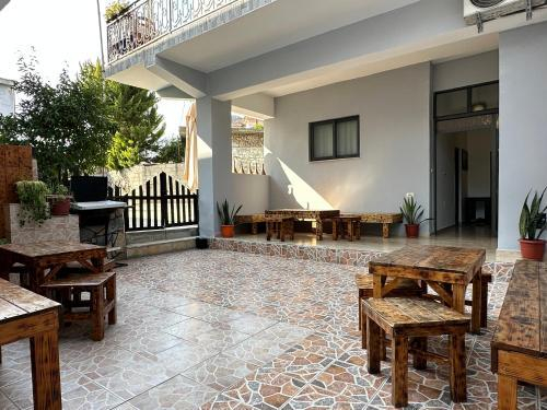 Others 3, Hanna's Hostel, Beratit