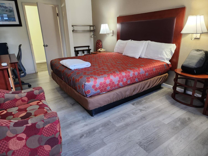 Bedroom 4, Elk Inn, Surry
