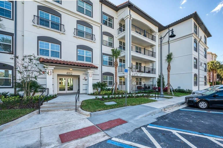 Interior 4, Prime Location-spacious Condo for 8 Guests, Orange
