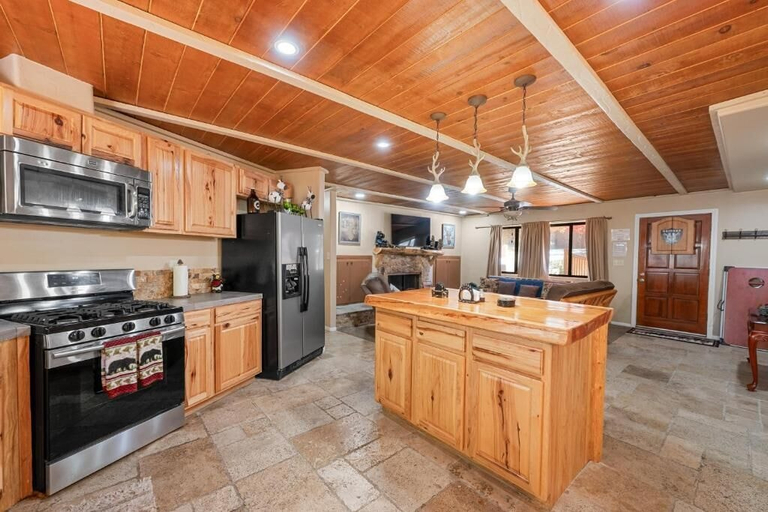 Private kitchen 4, Big Bear Cozy Cottage, San Bernardino