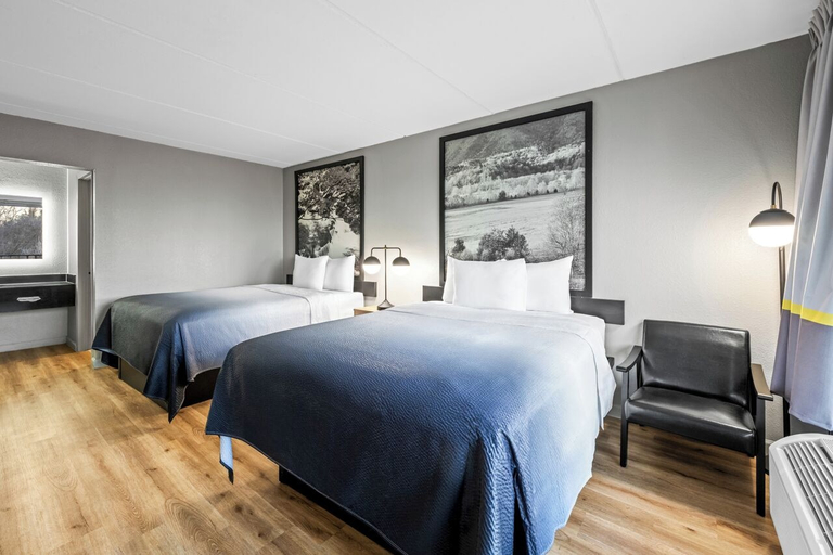 Bedroom 3, Super 8 by Wyndham Kingsport /I-81, Sullivan