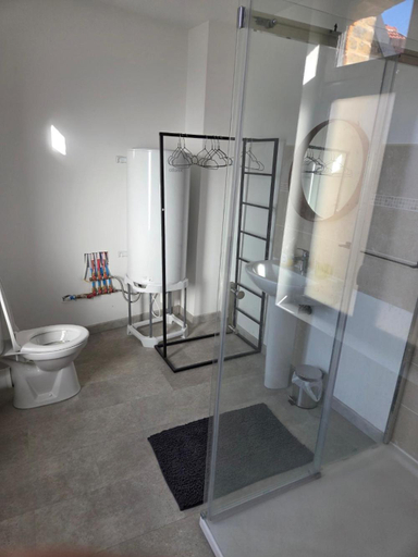 Bathroom, Les Nids, Seine-Maritime