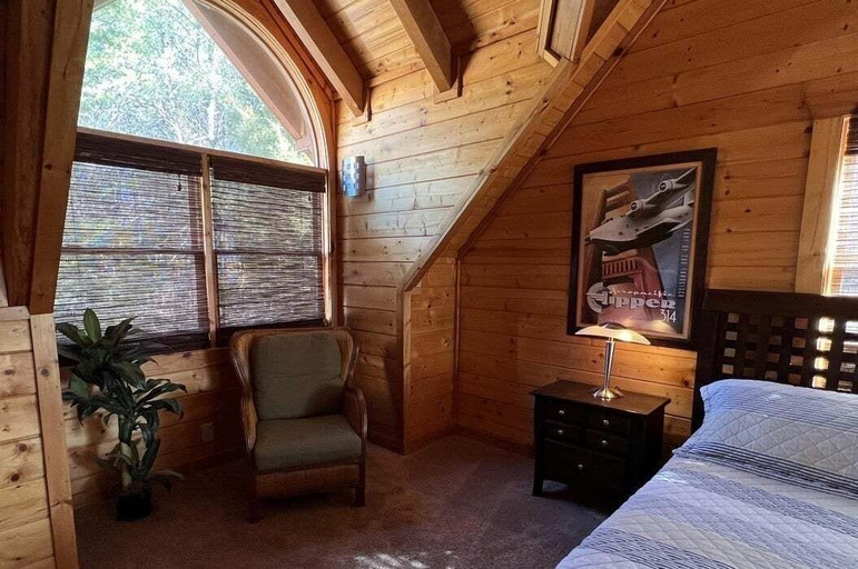 Room 4, Airport Runway 33 3 Bedroom Cabin, Sevier
