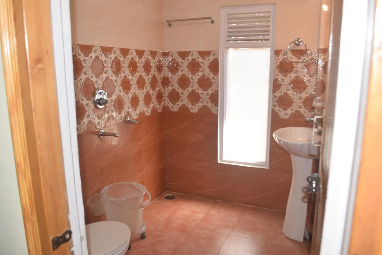 Bathroom 2, Hotel Tridev Manali, Kullu